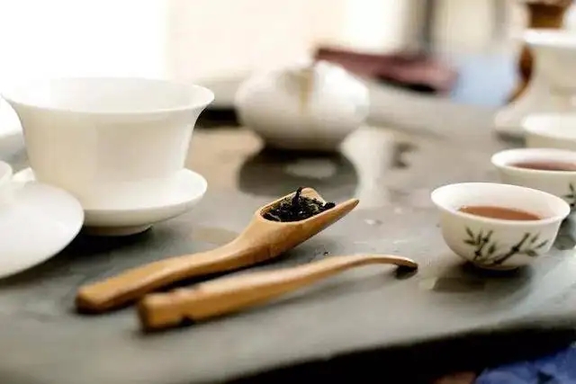 為什么有時喝茶嗓子會發(fā)干？