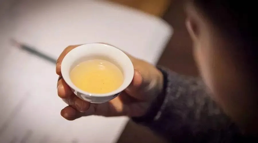 茶和水為什么會(huì)“分離”？